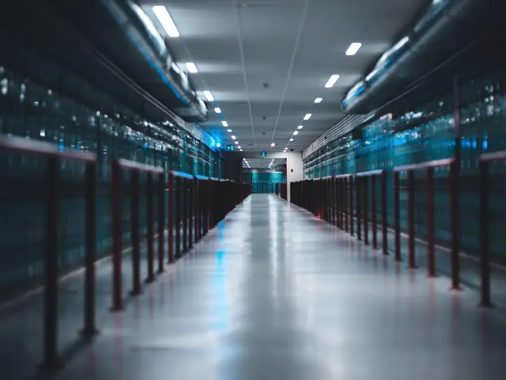 Corredor de data center iluminado