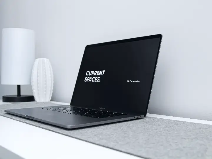 Notebook sobre mesa clara