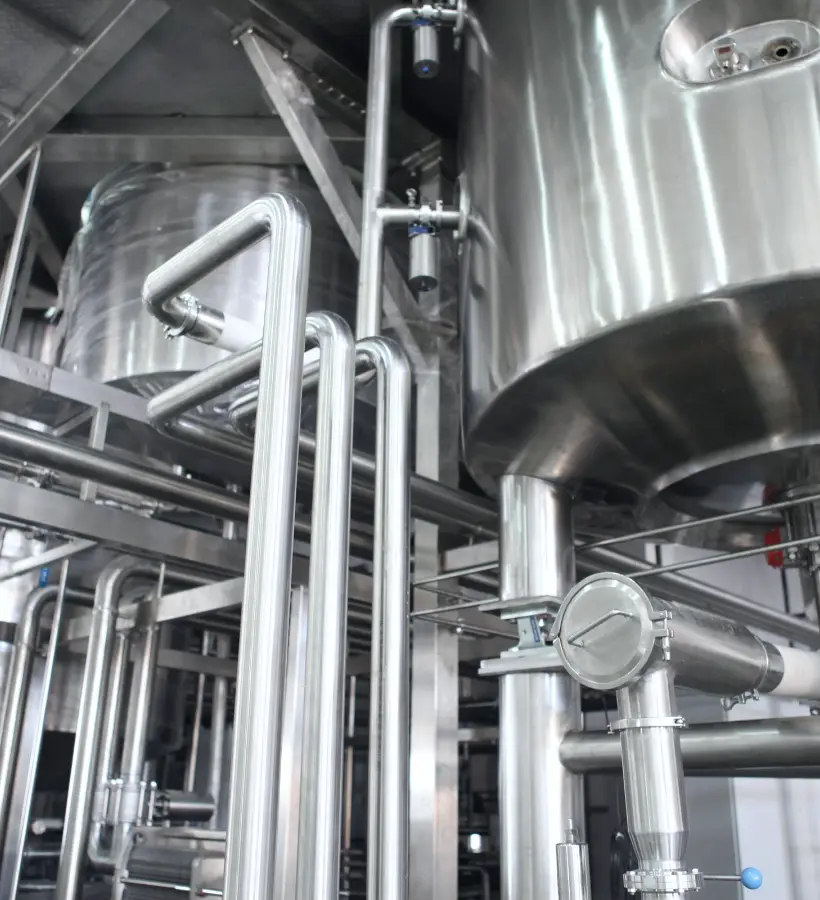 Tanques de inox em uma indústria